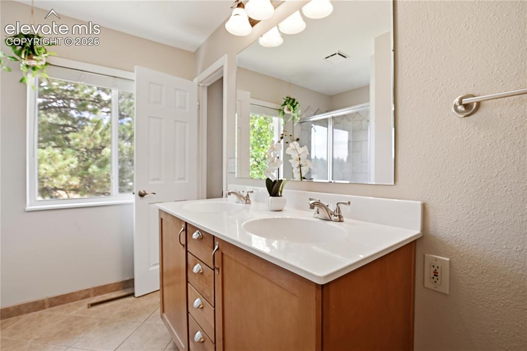 Image 17 of 32: Bathroom