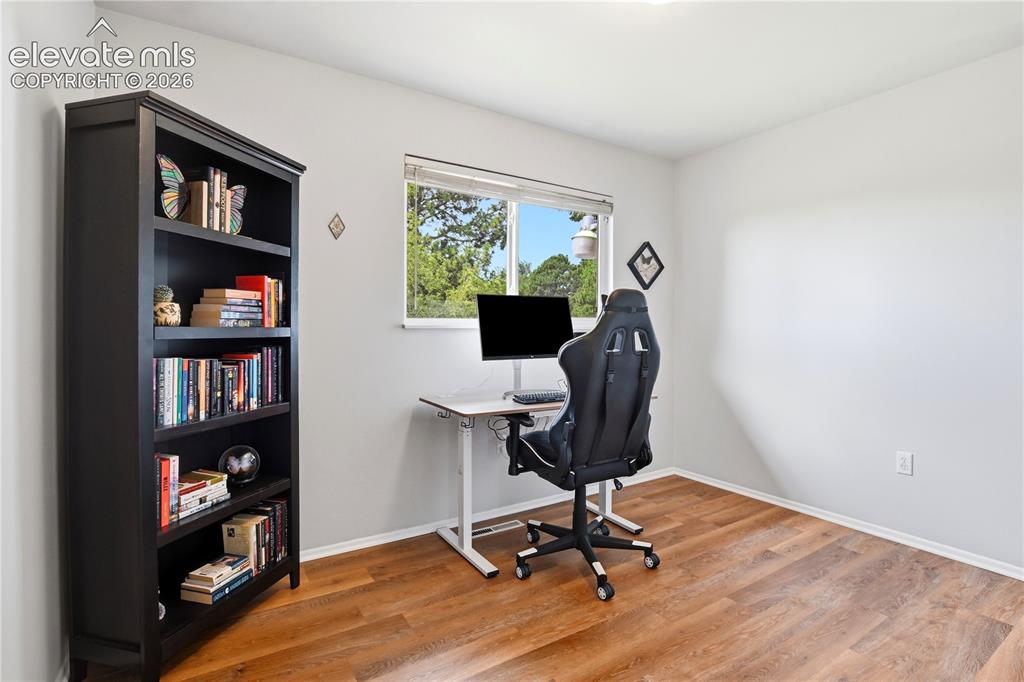 Image 19 of 32: Office
