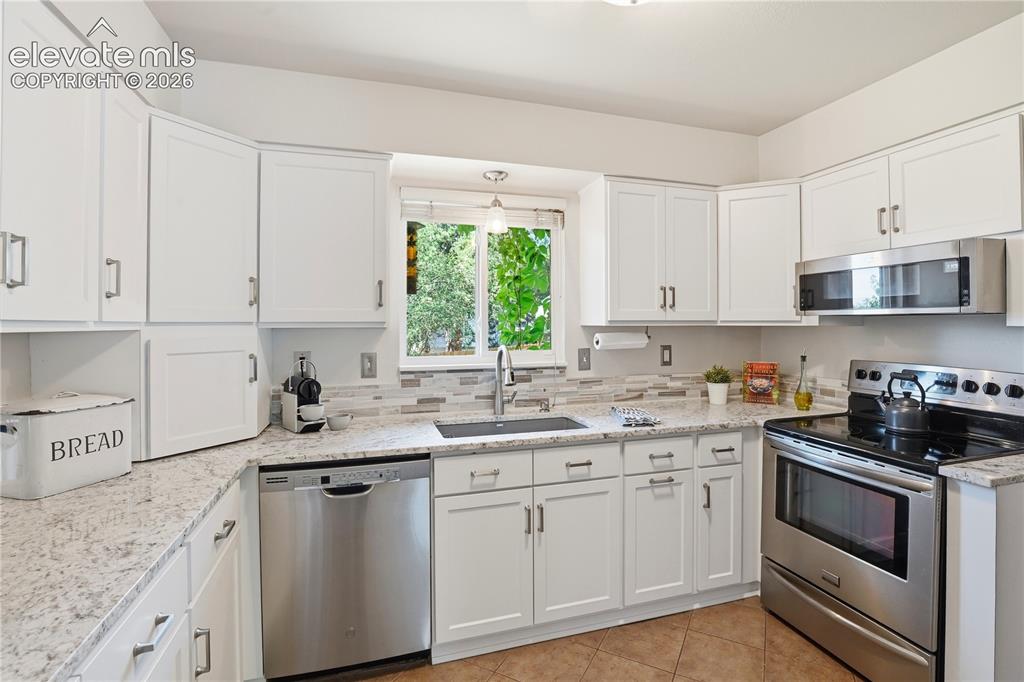 Image 8 of 32: Kitchen