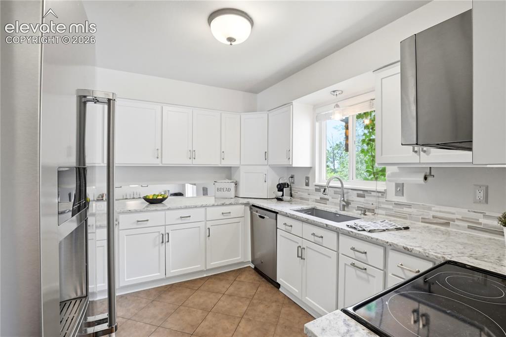 Image 9 of 32: Kitchen