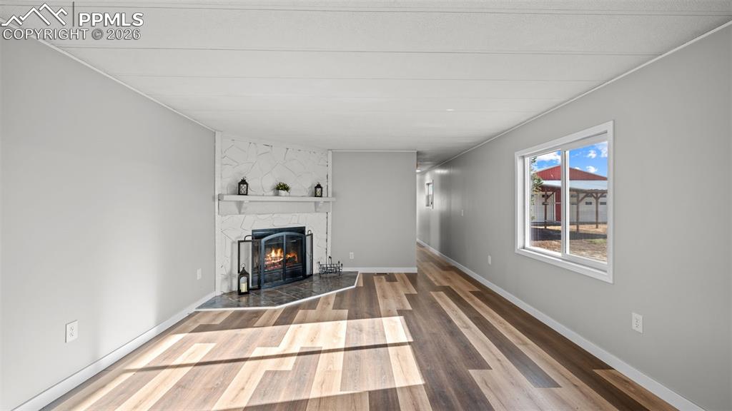 Image 16 of 50: Side of Structure