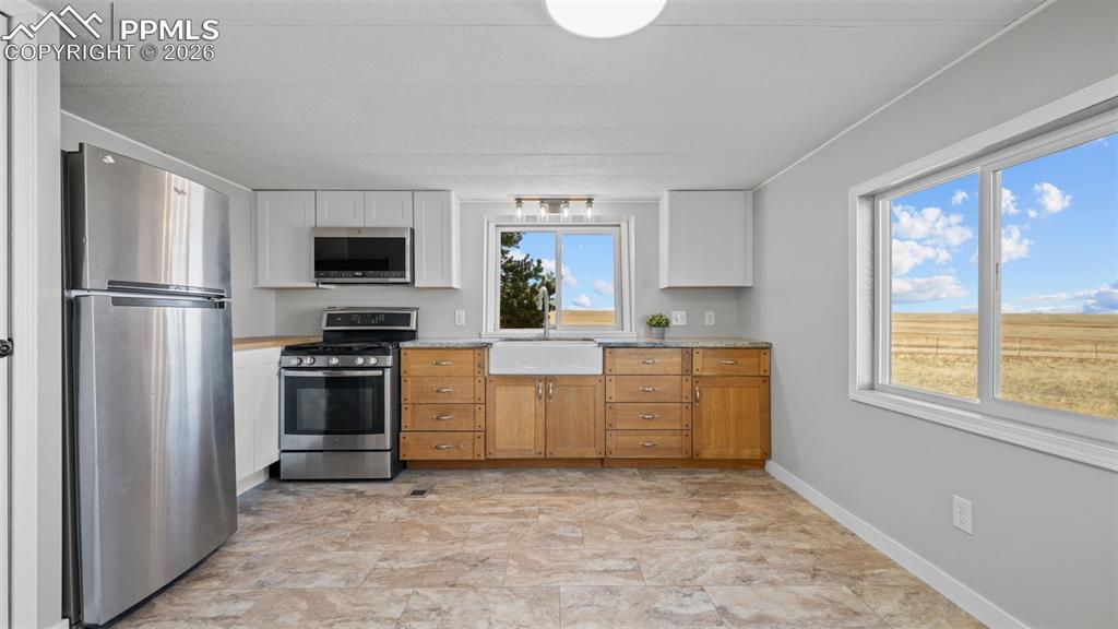 Image 17 of 50: Living Room