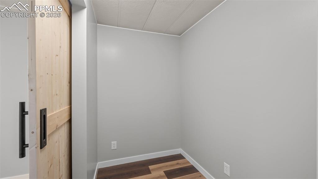 Image 20 of 50: Living Room