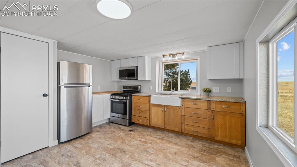 Image 21 of 50: Kitchen