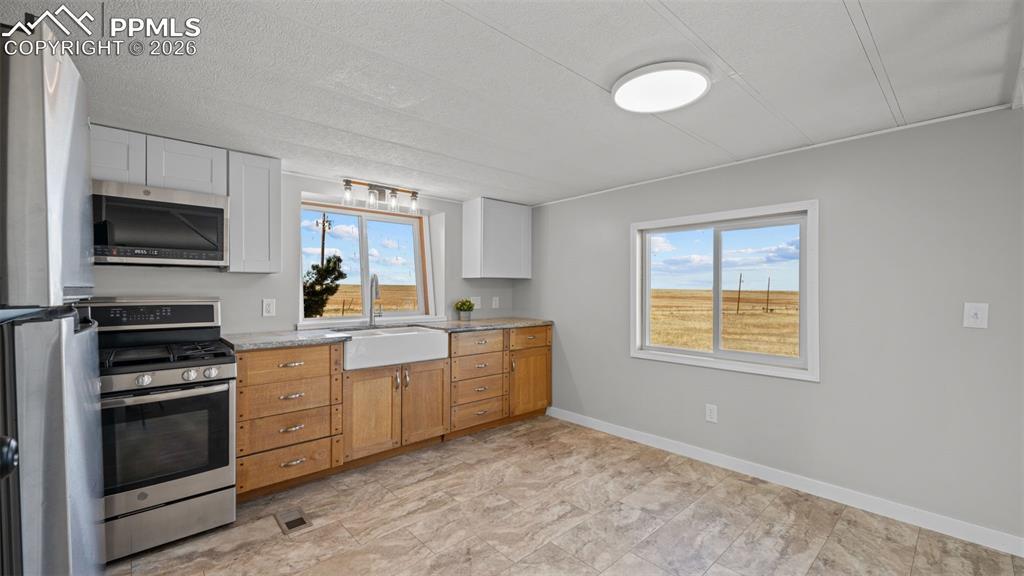 Image 22 of 50: Bedroom