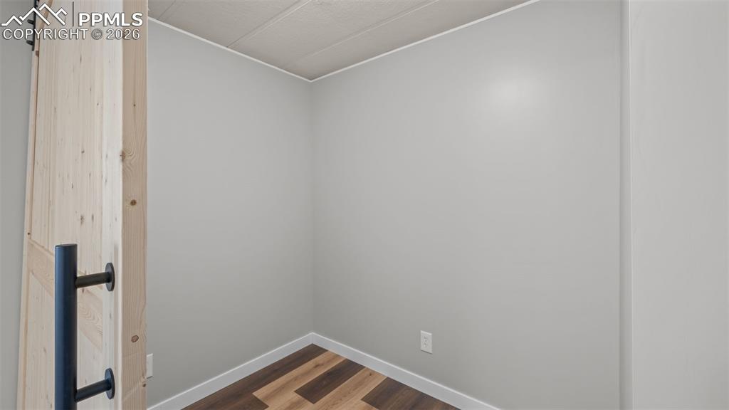 Image 23 of 50: Living Room