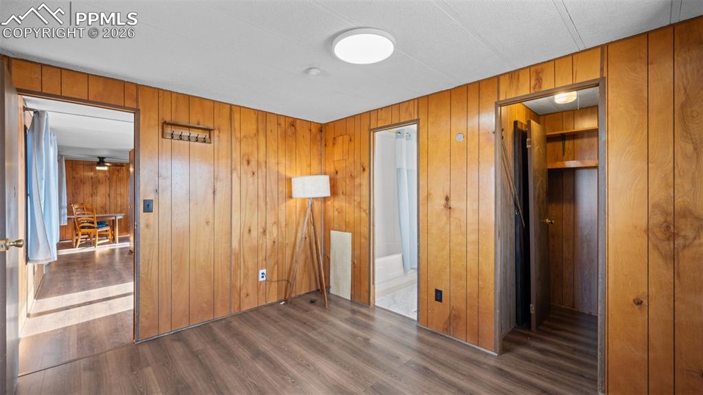 Image 29 of 50: Bedroom