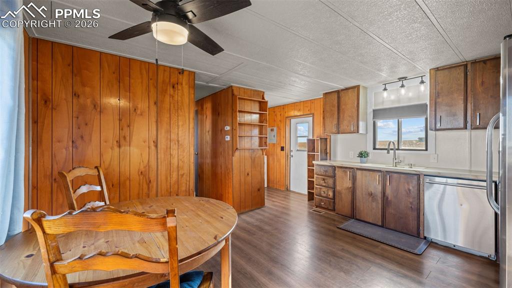 Image 30 of 50: Living Room