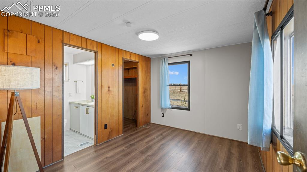 Image 31 of 50: Bathroom