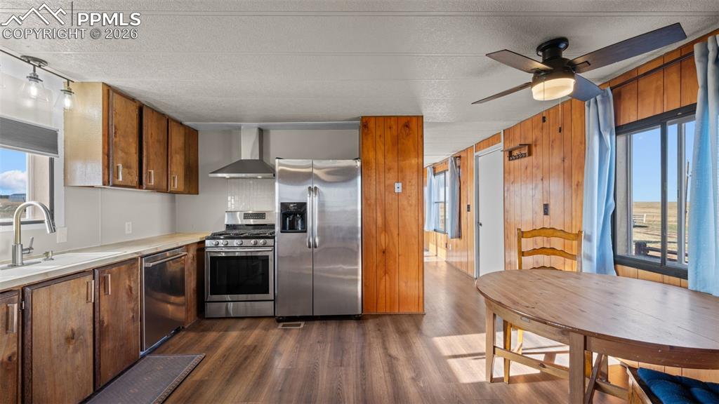 Image 33 of 50: Bedroom