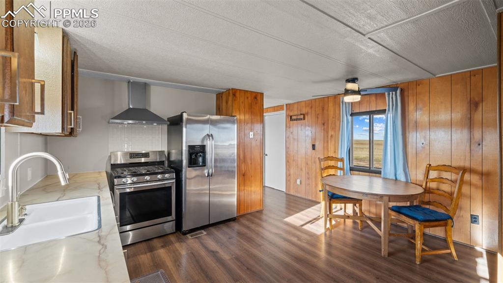 Image 34 of 50: Kitchen