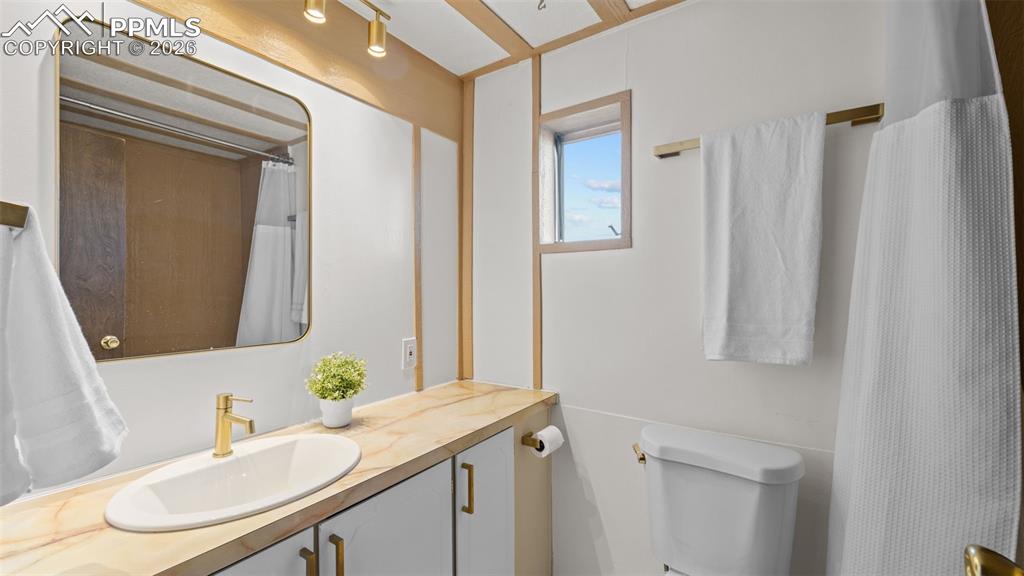 Image 35 of 50: Bedroom