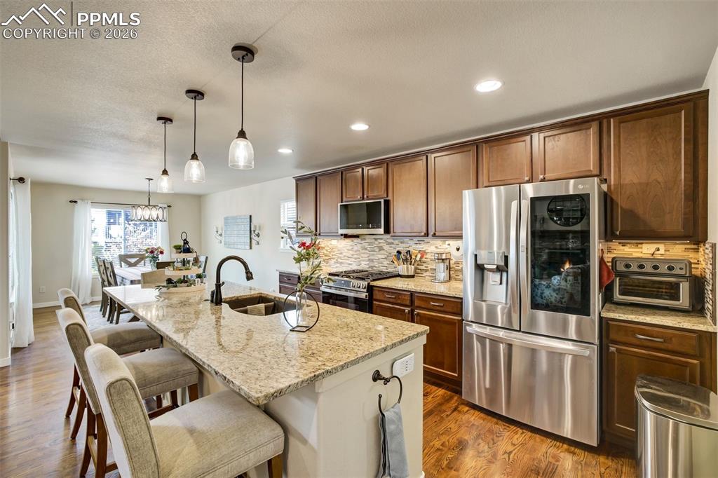 Image 10 of 50: Kitchen