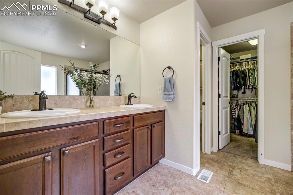 Image 18 of 50: Double vanity 