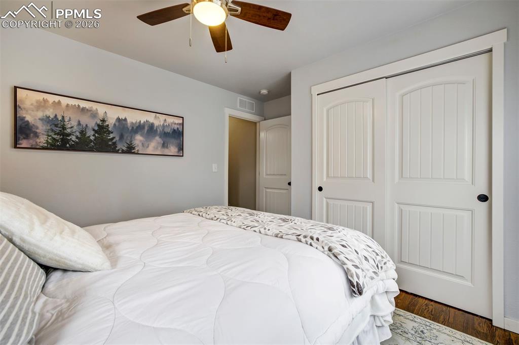 Image 22 of 50: Bedroom