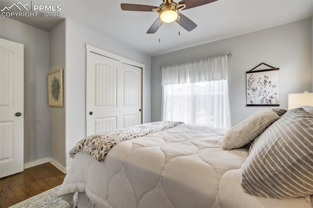 Image 23 of 50: Bedroom