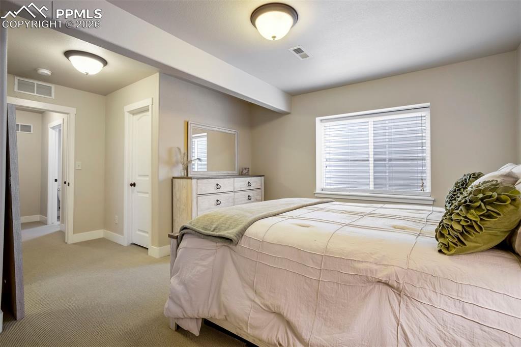 Image 35 of 50: Bedroom