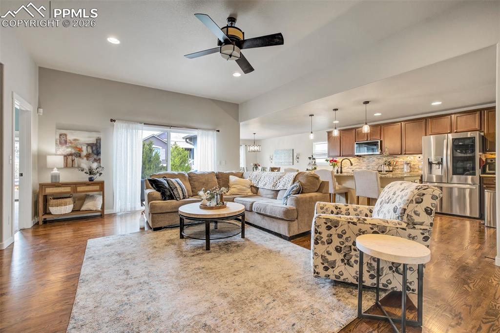 Image 4 of 50: Living Room