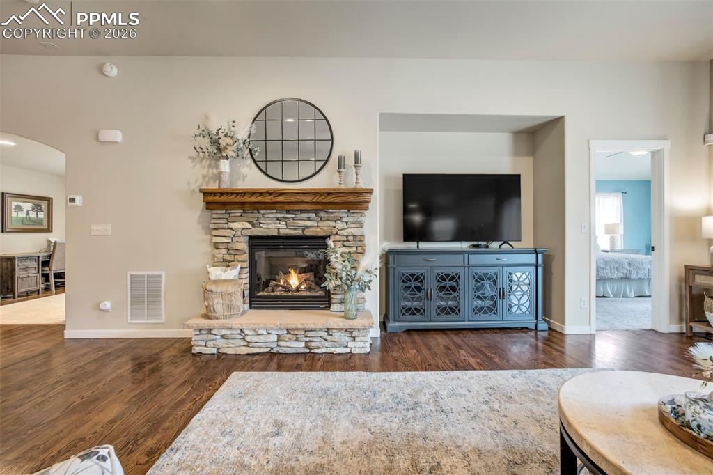 Image 5 of 50: Living Room