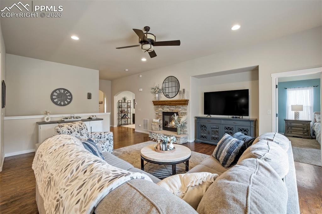 Image 6 of 50: Living Room