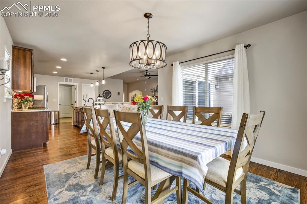 Image 8 of 50: Dining Area