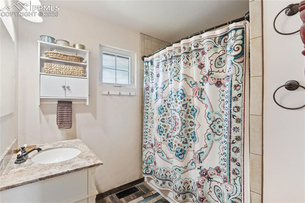 Image 10 of 28: Bathroom