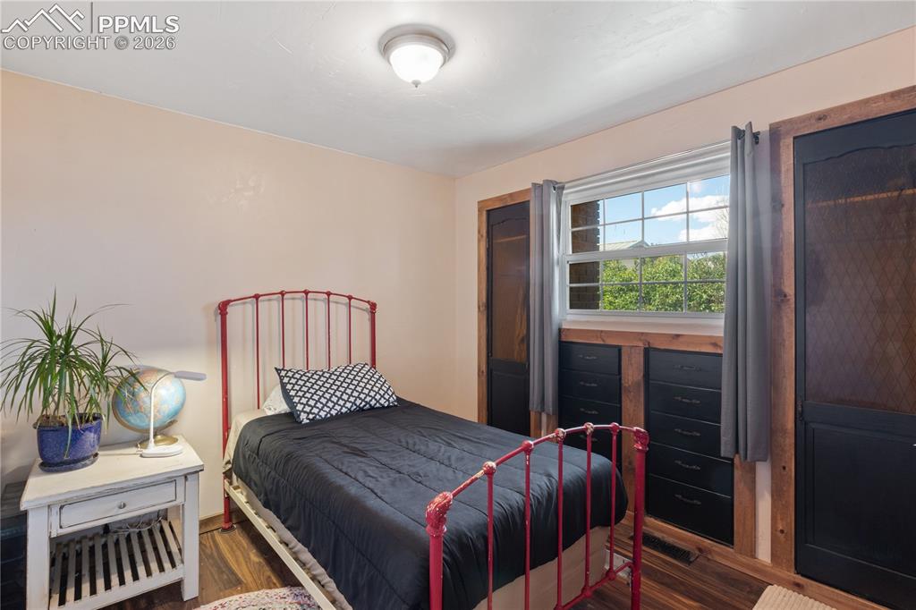 Image 16 of 28: Bedroom
