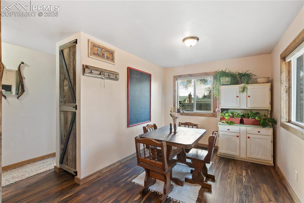 Image 17 of 28: Dining Area