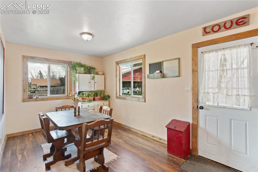 Image 18 of 28: Dining Area