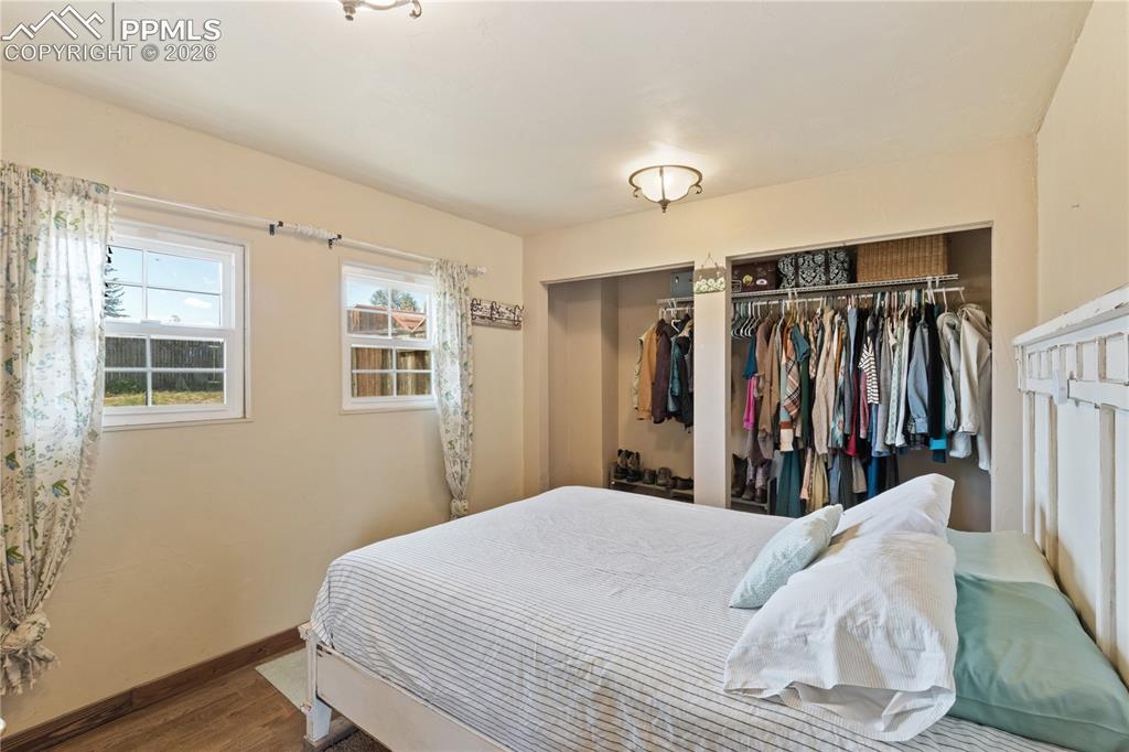 Image 19 of 28: Bedroom