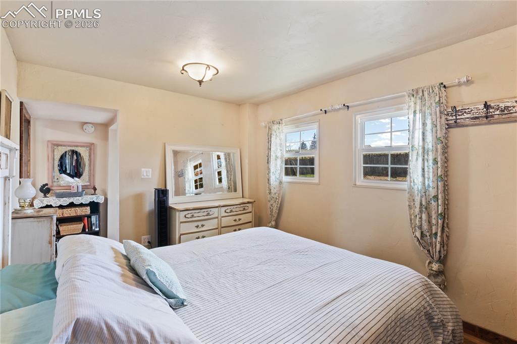 Image 21 of 28: Bedroom