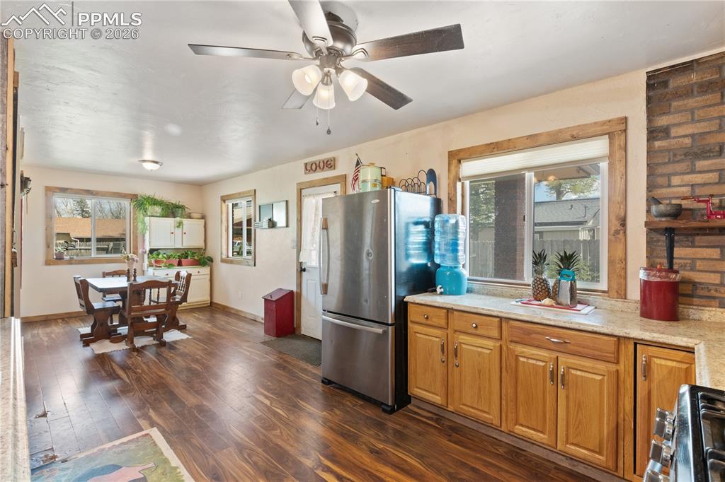 Image 26 of 28: Kitchen
