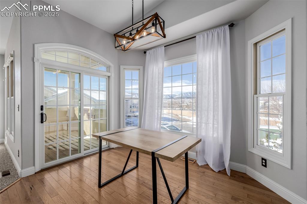 Image 10 of 45: Dining Area