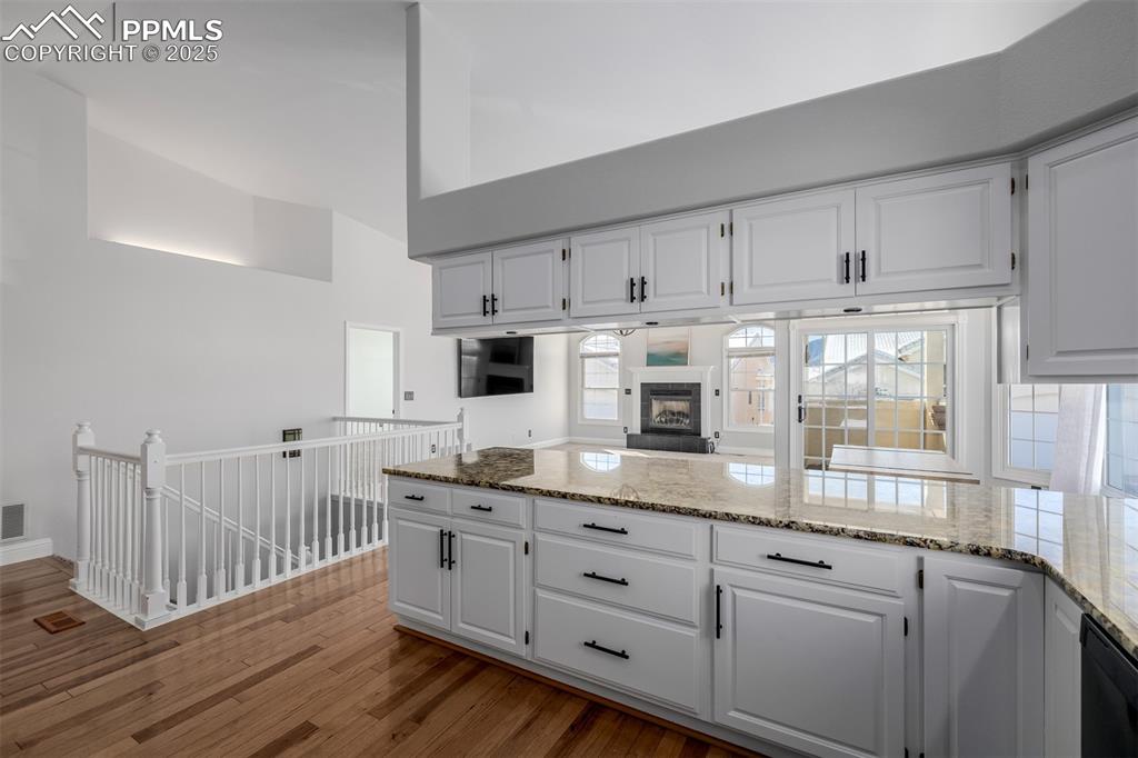 Image 12 of 45: Kitchen