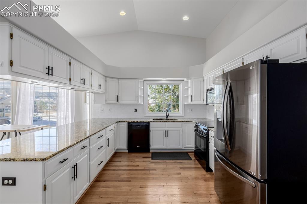 Image 13 of 45: Kitchen