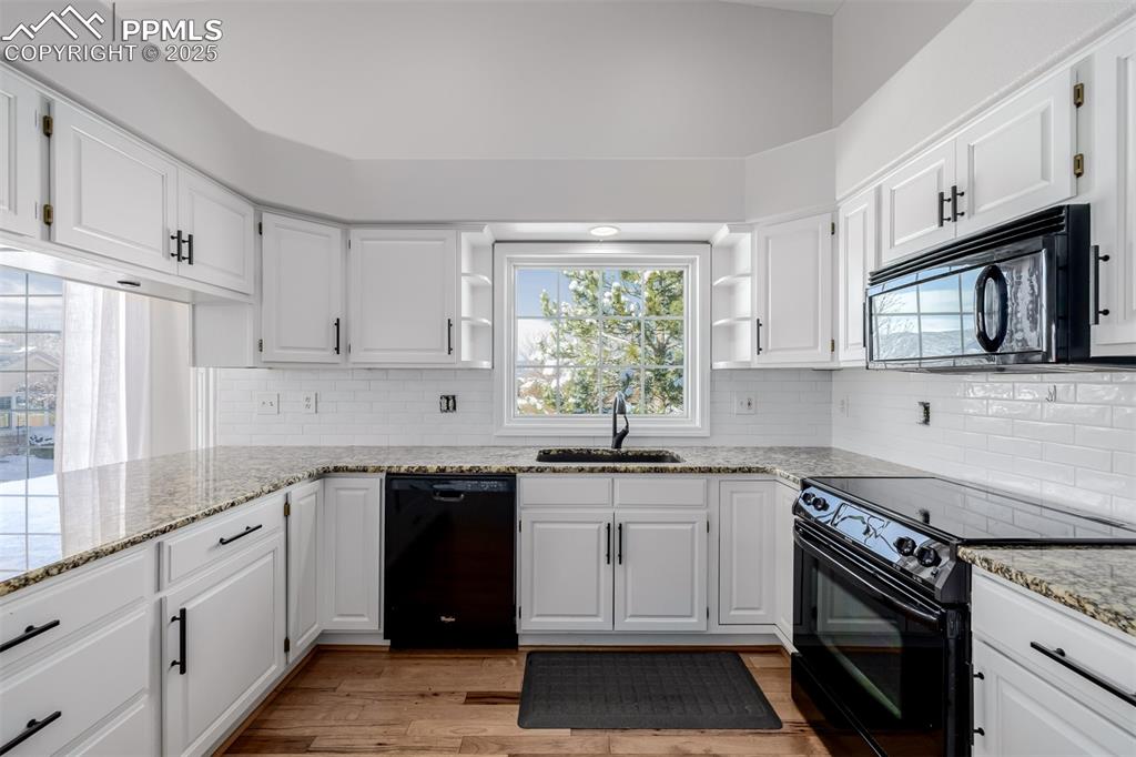 Image 14 of 45: Kitchen