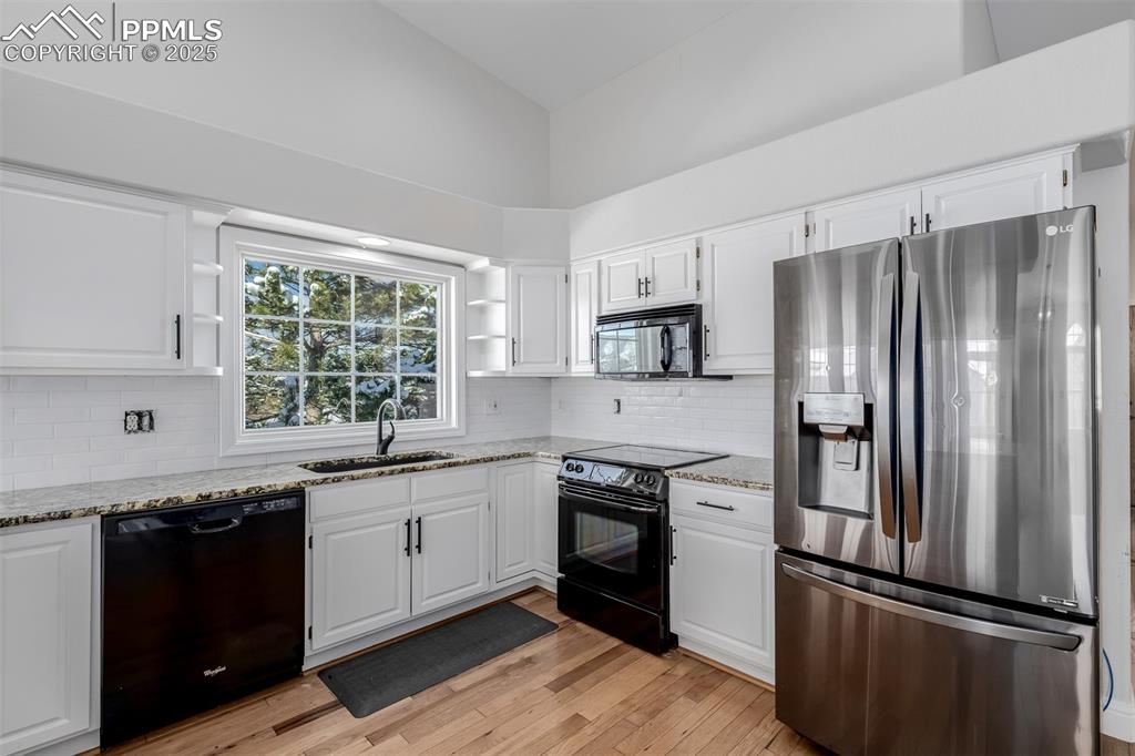 Image 15 of 45: Kitchen