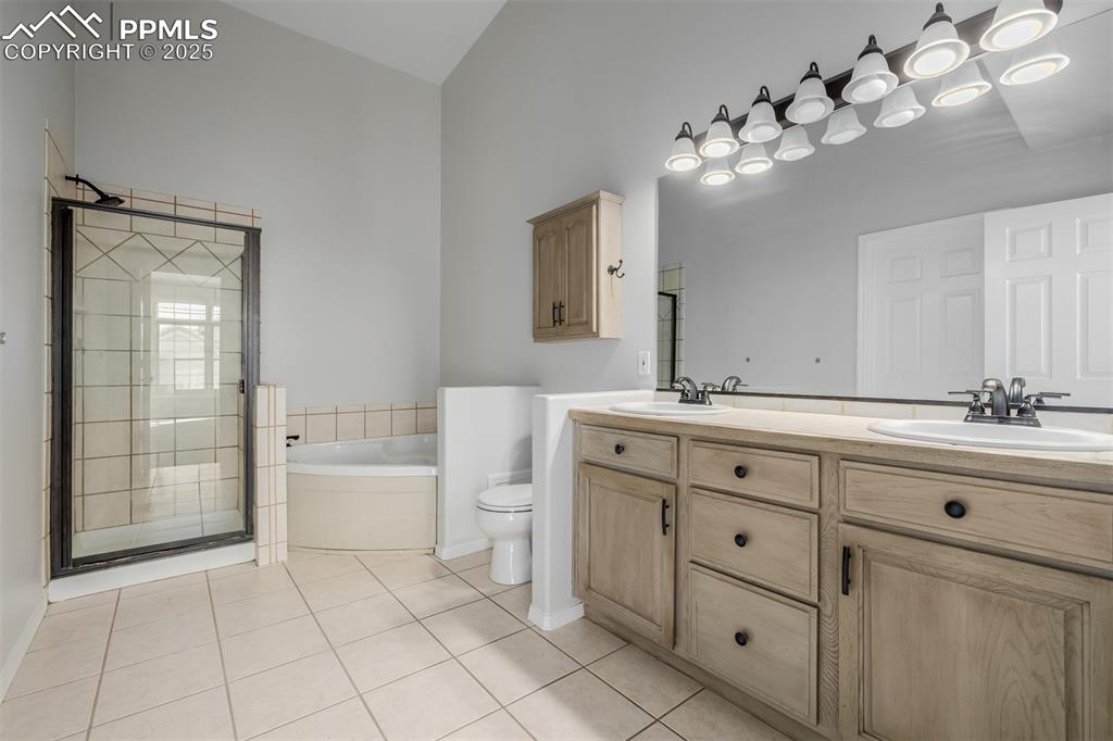 Image 20 of 45: Bathroom