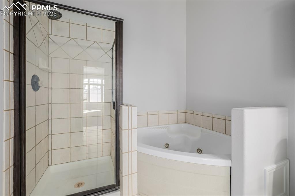 Image 21 of 45: Bathroom