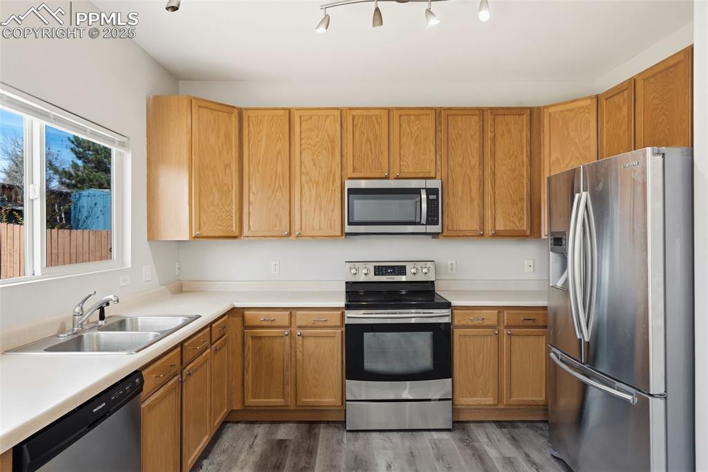 Image 12 of 25: Kitchen