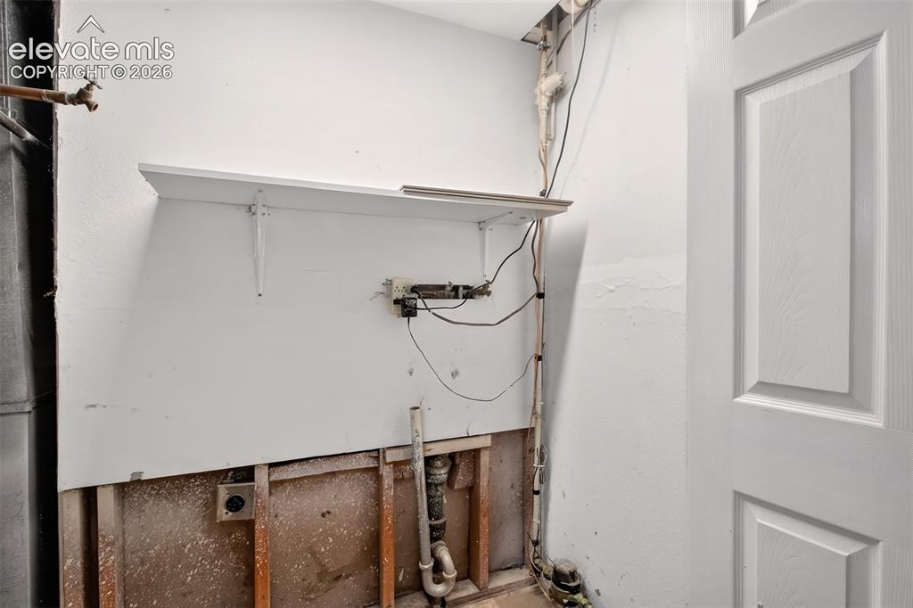 Image 21 of 44: Laundry area