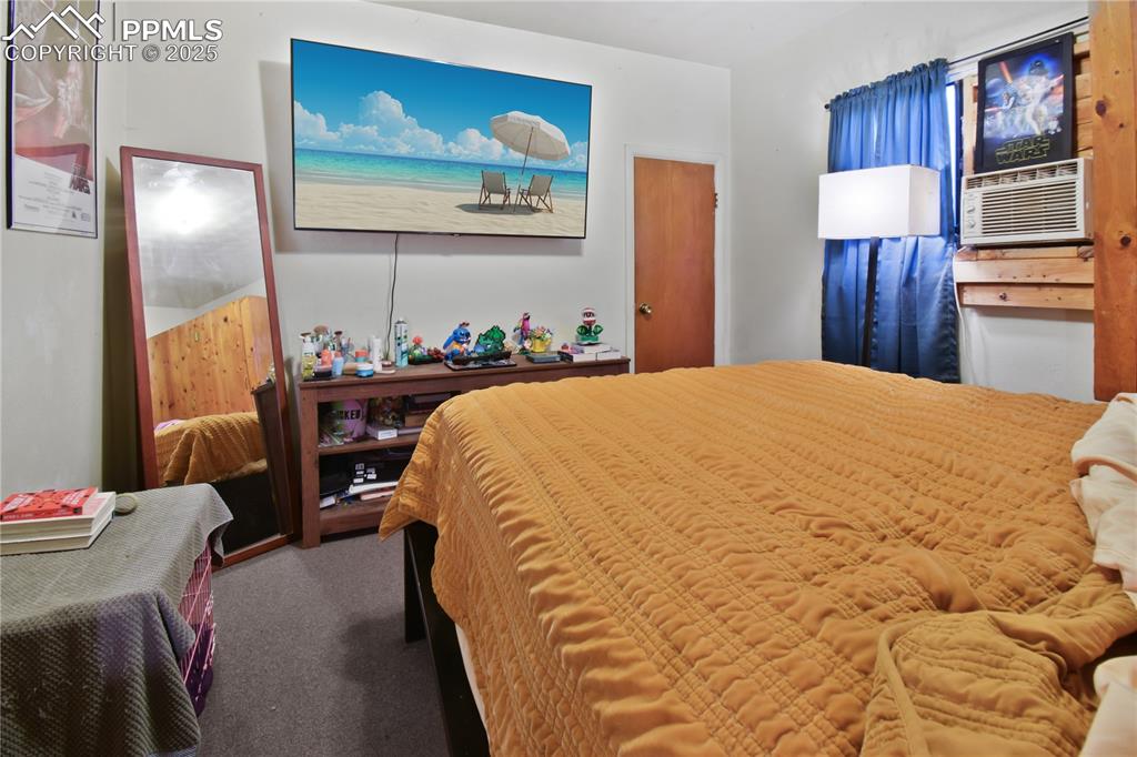 Image 10 of 16: Bedroom