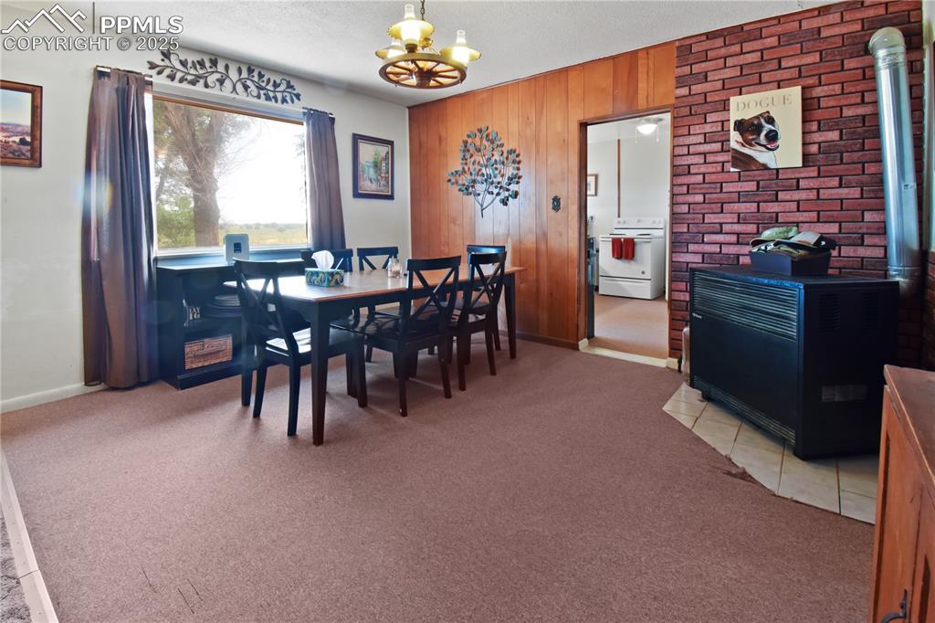 Image 14 of 16: Dining Area