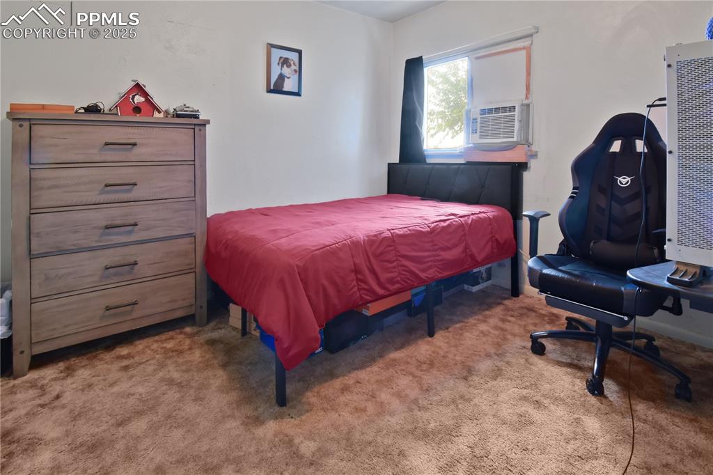 Image 16 of 16: Bedroom