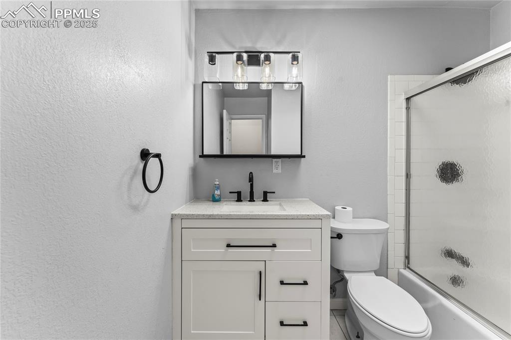 Image 16 of 46: Bathroom