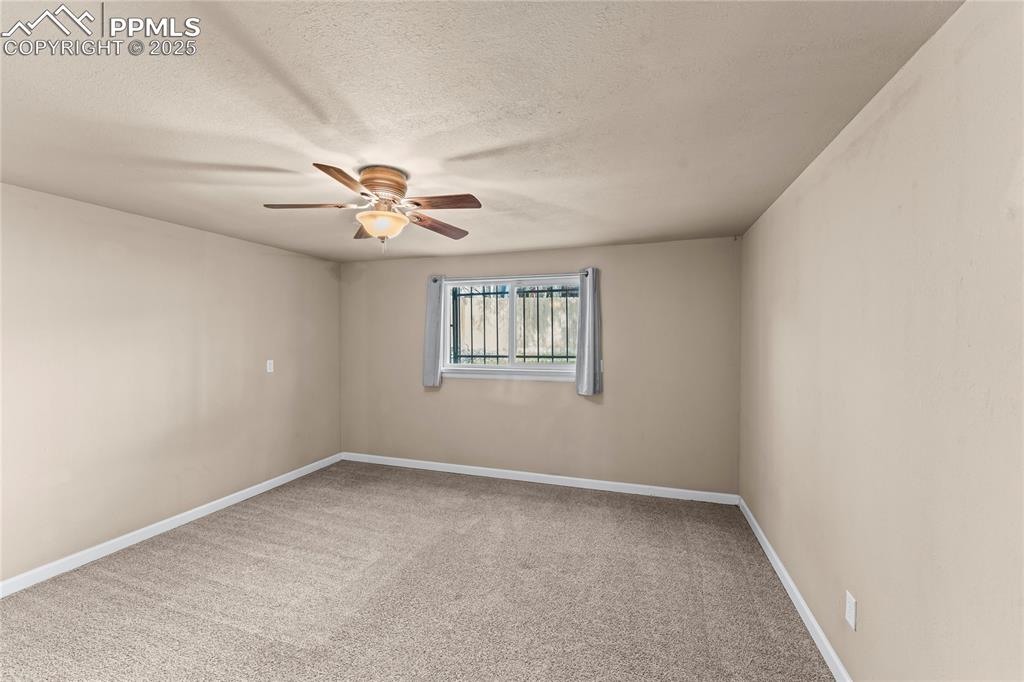 Image 34 of 46: Bedroom