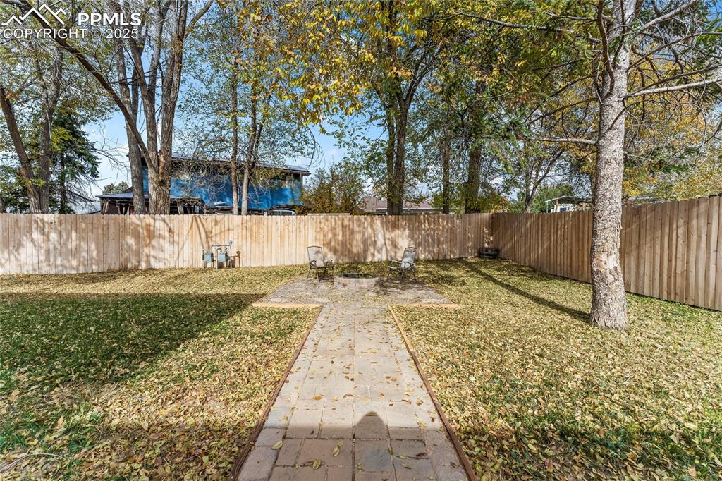 Image 38 of 46: Yard