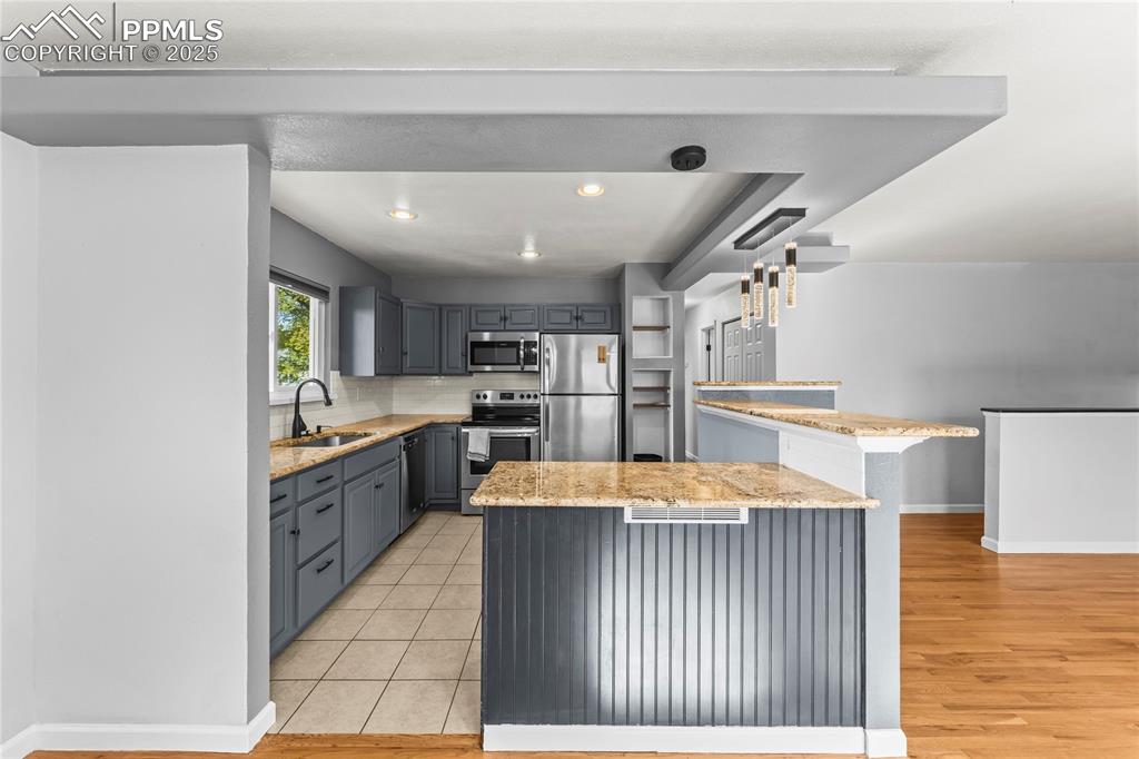 Image 7 of 46: Kitchen