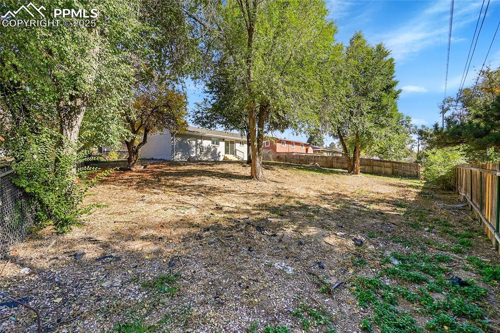 Image 33 of 46: Yard