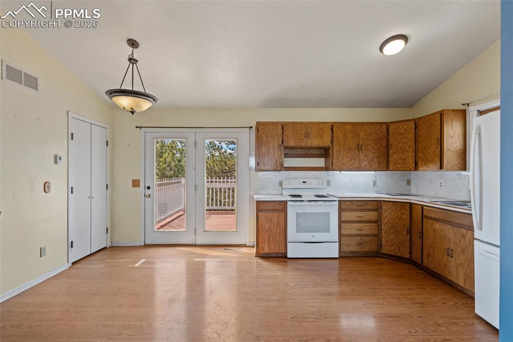 Image 10 of 47: Kitchen